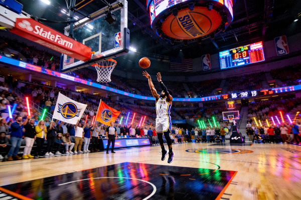 NBA篮球比赛现场，球员正在跳投，观众席坐满球迷